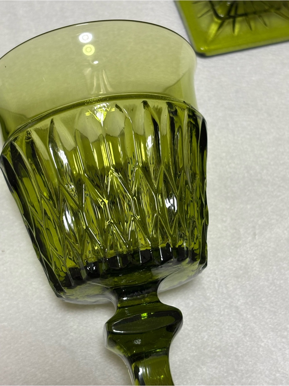 Four vintage olive green glass goblets square base - Picture 8 of 12